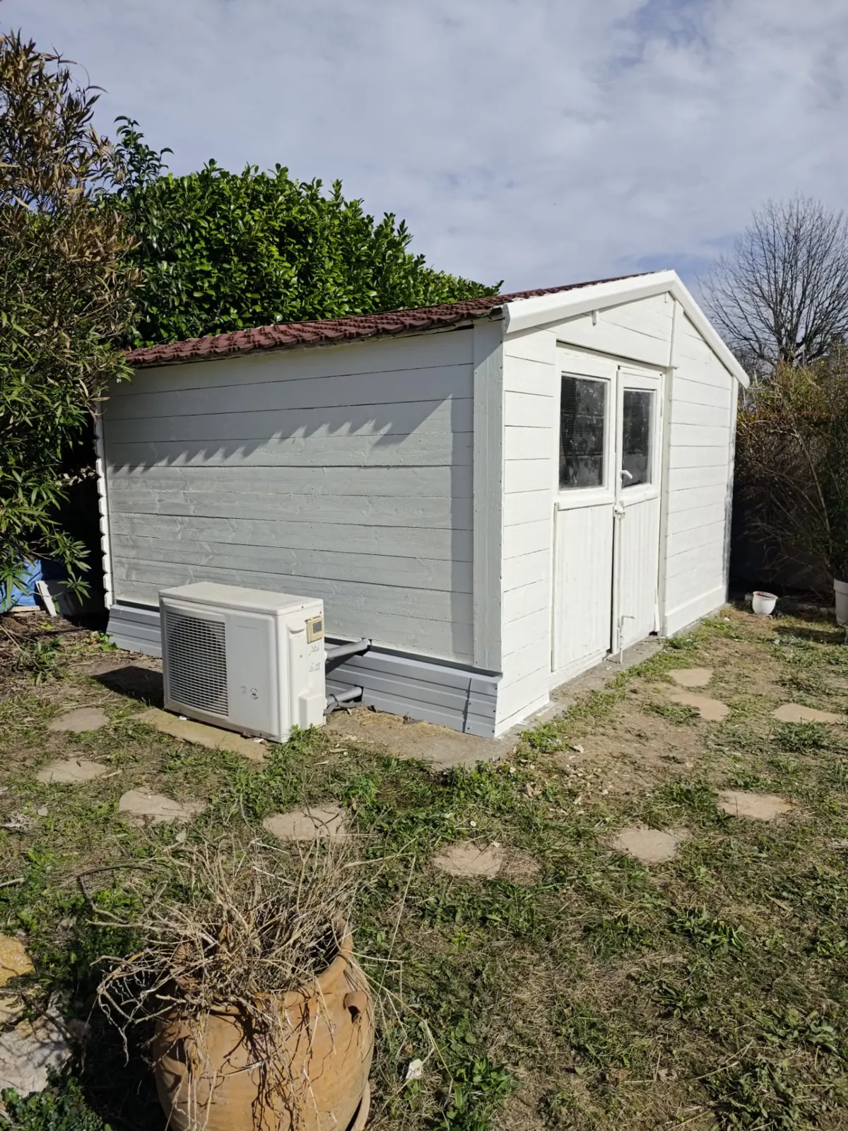 Abri de jardin repeint, vue d'ensemble