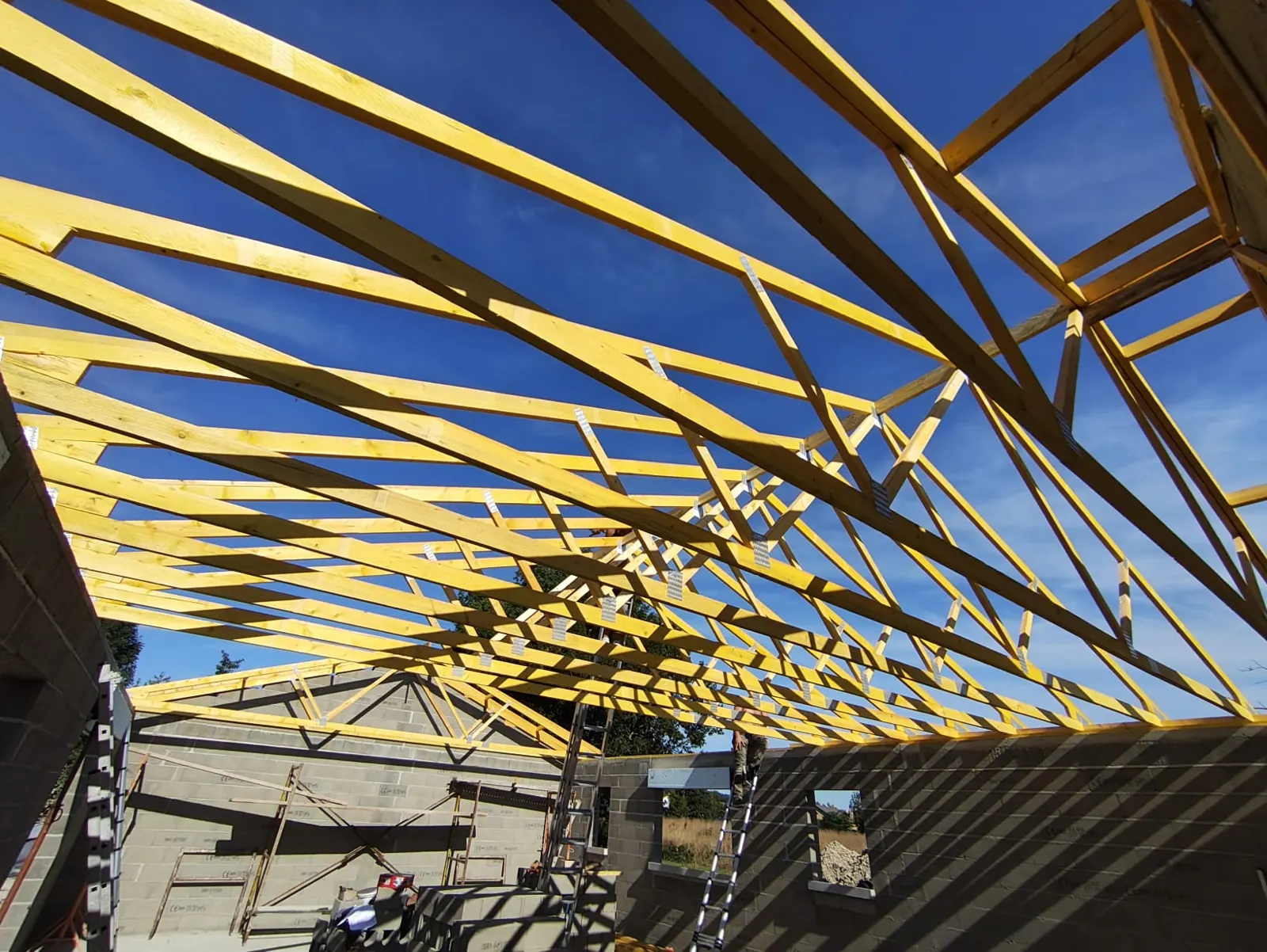 Charpente bois neuve vue de l'intérieur du chantier