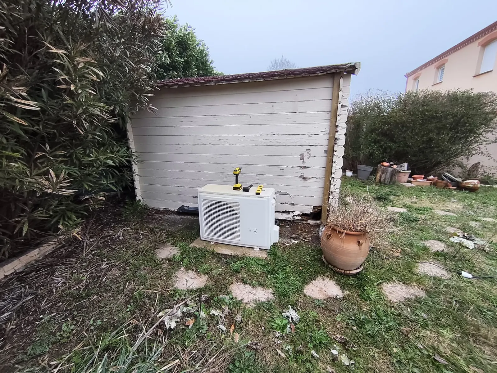 Rénovation complète d'un abri de jardin — avant travaux