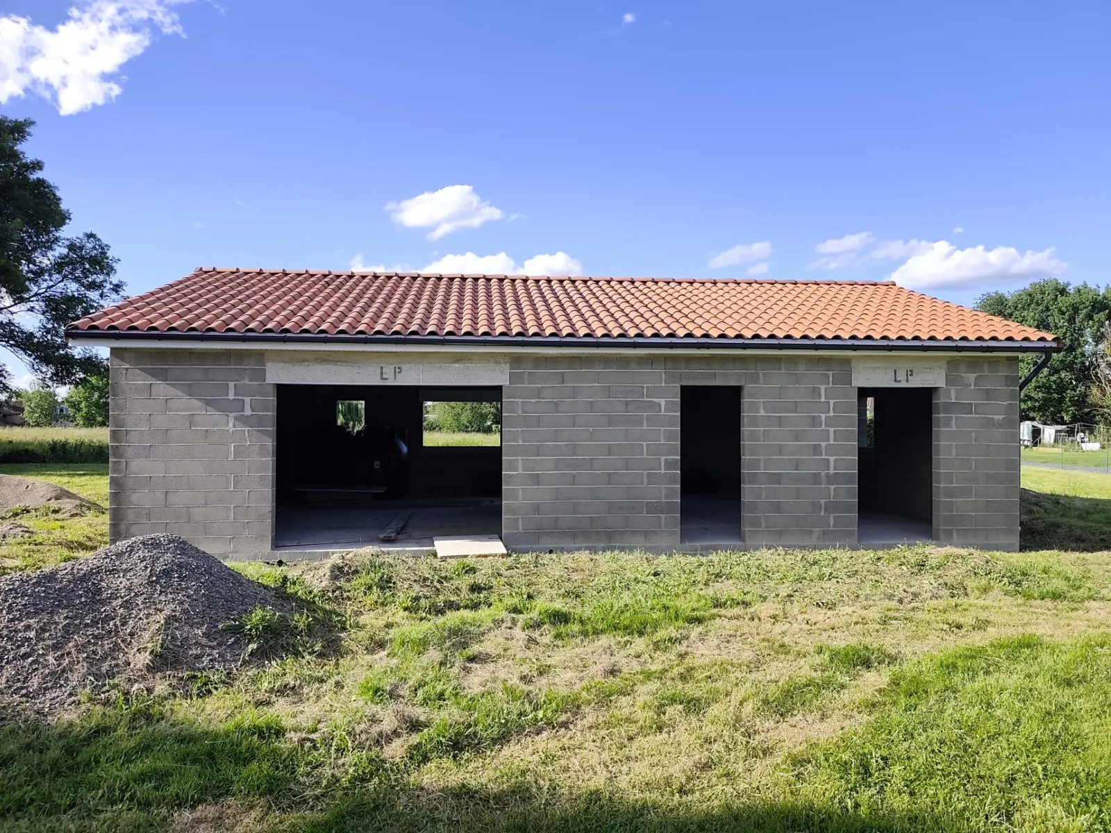 Chantier Maison Gusmann : charpente et couverture tuiles terminées