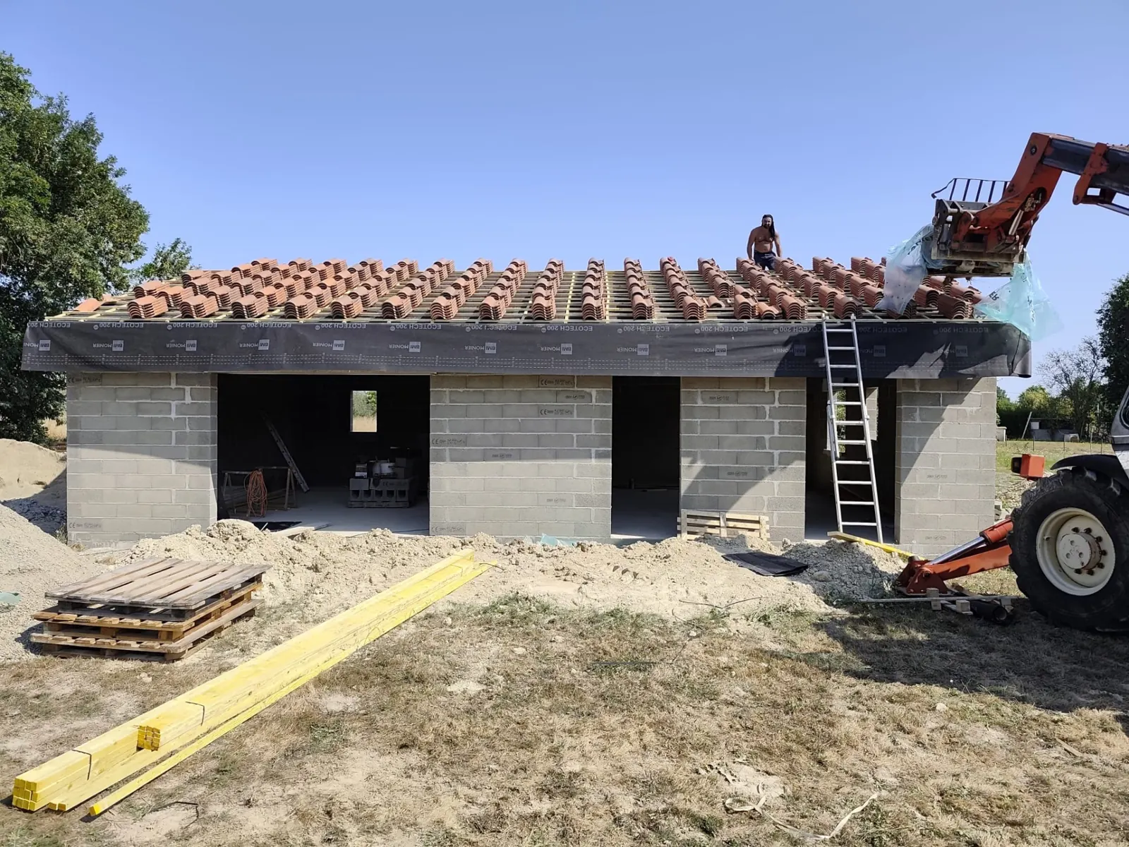 Mise en place des tuiles sur la toiture
