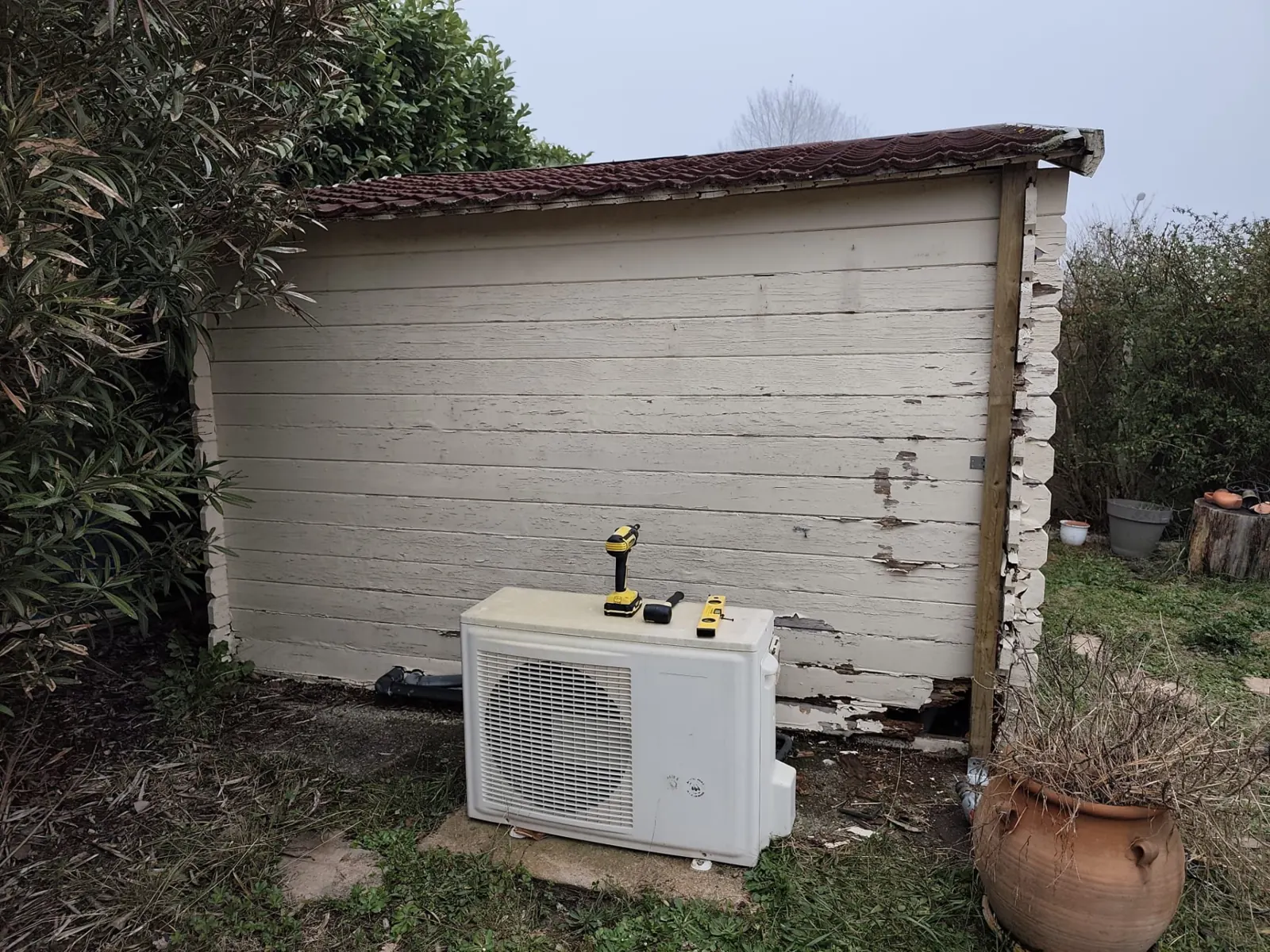 Bardage bois d'abri de jardin dégradé avant rénovation