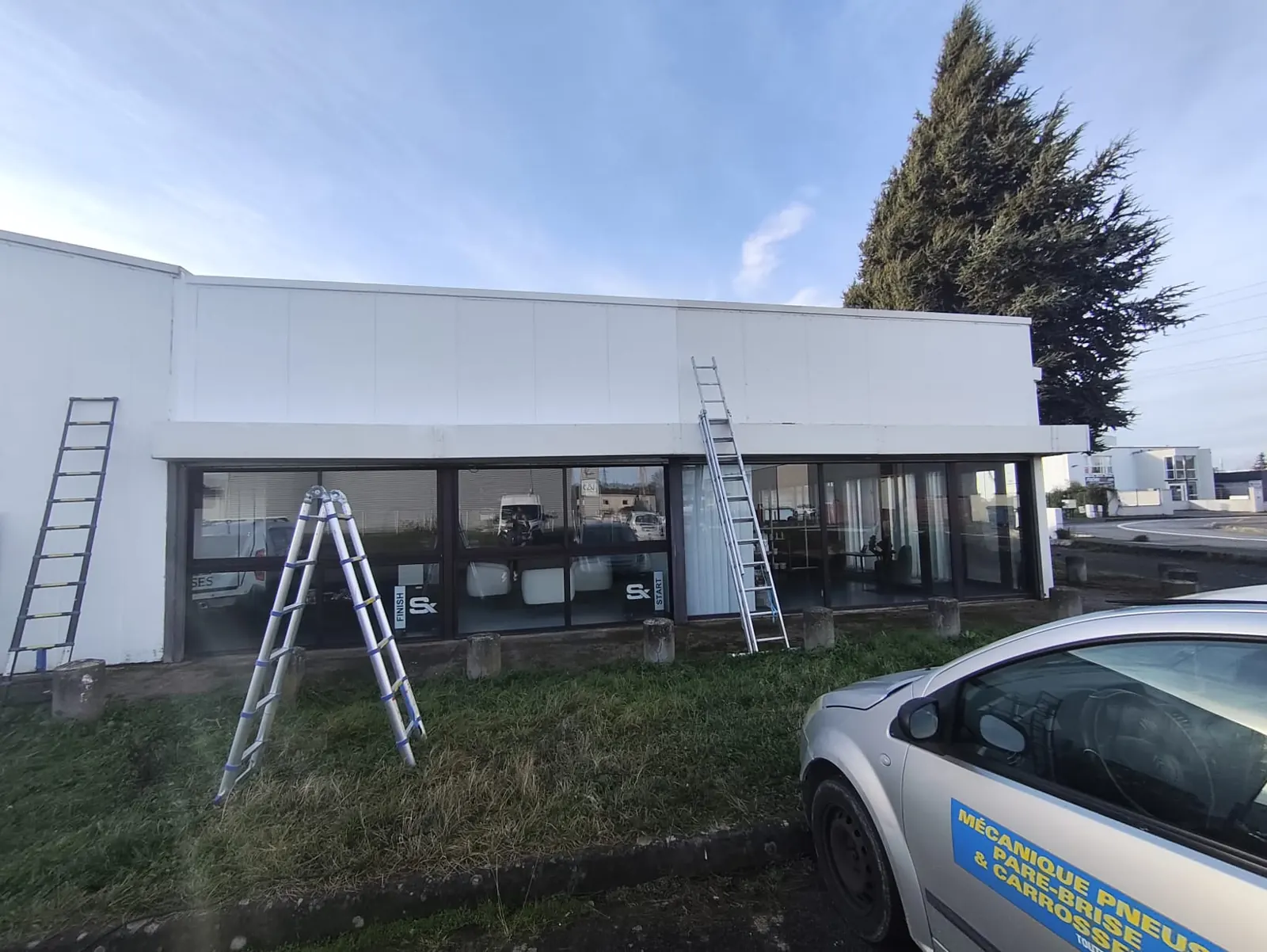 Façade de bâtiment professionnel après remise en peinture