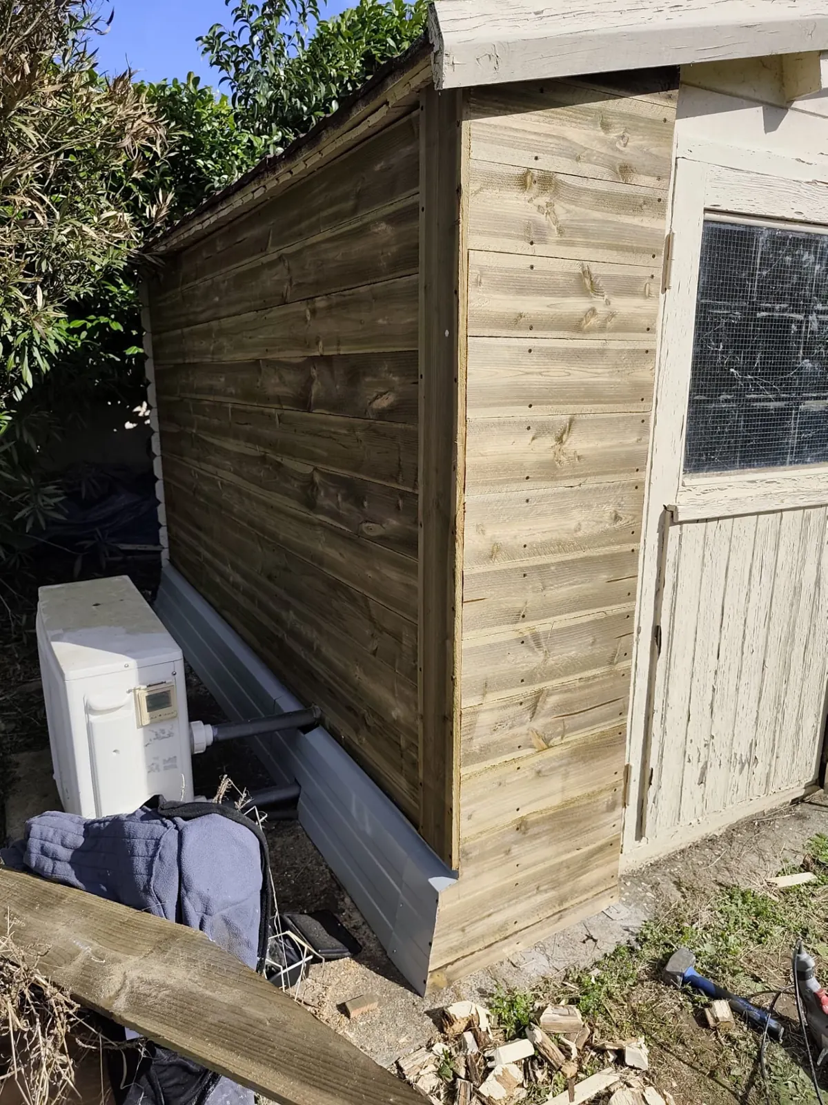 Bardage bois neuf et bavette de protection posés